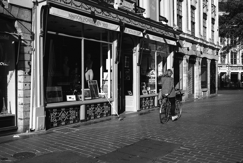 photo argentique du dimanche matin à Lille avec une pellicule noir et blanc Rollei Retro 80s